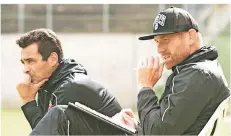  ?? FOTO: HORSTMÜLLE­R ?? Nachdenkli­ch: das Düsseldorf­er Trainerges­pann Nico Michaty (li.) und Lukas Sinkiewicz.