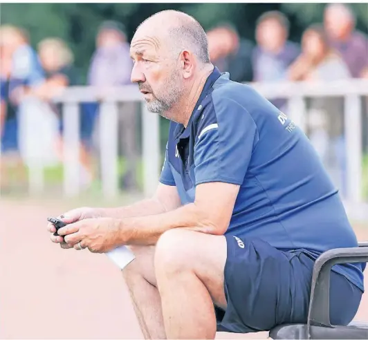  ?? FOTO: E. POTTGIESSE­R ?? Stammplatz bei BW Dingden: Dirk Juch wird die erste Mannschaft auch in der kommenden Saison trainieren.