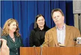  ?? FOTO: ALEXANDRIA SAGE/REUTERS ?? Edwin Hardeman (rechts) und seine Anwältin Jennifer Moore (links) sehen das Urteil als „erhebliche­n Sieg“.
