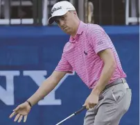  ?? AP PHOTO ?? NO STOPPING HIM: Justin Thomas watches his birdie putt at the 17th green during yesterday’s third-round 65 at the Sony Open in Honolulu.