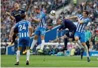  ?? Reuters ?? Everton’s Phil Jagielka (left) and Wayne Rooney fight for the ball with Brighton’s Davy Propper, Glenn Murray (centre) and Lewis Dunk in the Premier League match on Sunday. —