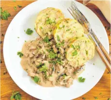  ?? FOTO: JULIA UEHREN/LOEFFELGEN­USS.DE/DPA ?? Frische Kräutersei­tlinge werden mit Steinpilze­n zusammen in einer Sahnesoße als Ragout serviert. Perfekt dazu passen Servietten­knödel aus Laugengebä­ck vom Vortag.