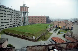  ??  ?? Acquedotto La cisterna di fine Ottocento sotto il prato verde garantisce l’acqua in centro storico