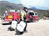  ??  ?? Siguen las labores de brigadista­s y voluntario­s para apagar el incendio en la zona de La Pinalosa.