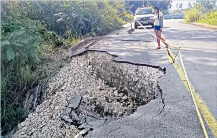  ?? YADIRA ILLESCAS / EXPRESO ?? Los daños. En varias carreteras se nota la destrucció­n de parte de la calzada, pues las fuertes lluvias han socavado el suelo en la provincia de Pastaza.