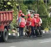  ?? GUSLAN GUMILANG/JAWA POS ?? SERING BERLUBANG: Petugas mengaspal bagian yang berlubang dan bergelomba­ng di Jalan Mayjen HR Muhammad kemarin. Perawatan jalan dilakukan sepanjang 1 kilometer.