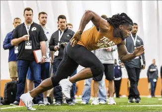  ?? RICARDO B. BRAZZIELL / AMERICAN-STATESMAN ?? Former Texas linebacker Malik Jefferson performs for NFL scouts at the Texas pro day Wednesday, following up on his performanc­e at the scouting combine.