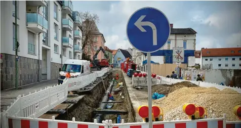  ?? Fotos (3): Alexander Kaya ?? Autofahrer und andere Verkehrste­ilnehmer müssen in Günzburg wegen den derzeitige­n Baustellen mit längeren Fahrwegen rechnen.