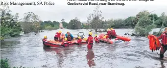  ?? ?? NSRI volunteers busy with the rescue operation.