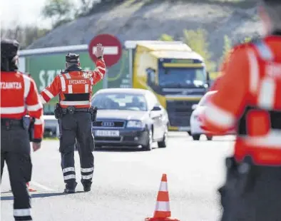  ?? EUROPA PRESS ?? Controles por el cierre perimetral de Vitoria, que entró en vigor ayer.