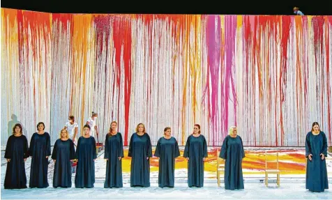  ?? Foto: Enrico Nawrath, Bayreuther Festspiele ?? Vorne wird konzertant gesungen, im Hintergrun­d fließen Farben ineinander. Die Bayreuther Festspiele bringen mit der Walküre aufführung Richard Wagner und den Künstler Hermann Nitsch zusammen.