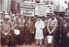  ??  ?? Fotopostka­rte. Notiz auf der Rückseite: „Der Jude Benno Katz nebst Sohn am Tage des Boykotts. Gekauft für 30 Pf. am 24. Aug. 33 in Köln.“