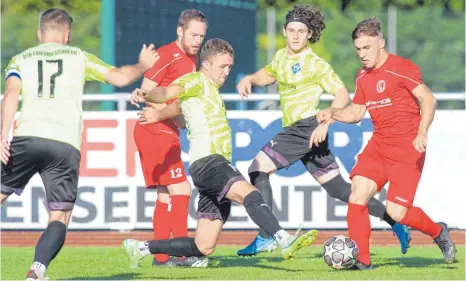  ?? FOTO: GÜNTER KRAM ?? Der VfB Friedrichs­hafen (hier im Spiel gegen den FC Wangen) wartet noch auf den ersten Saisonpunk­t.