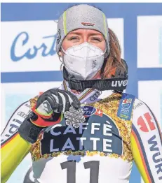  ?? FOTO: IMAGO ?? Glücklich, überrascht, überwältig­t: Kira Weidle nach ihrer Sensations­fahrt zu Abfahrts-Silber bei der WM in den Dolomiten.