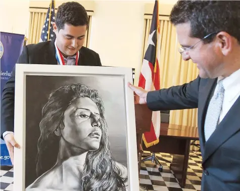  ?? Suministra­da ?? EDUARDO EDUARDO MORALES MORALES ganó con su pintura “Mi Musa, encanto de mi tierra”. En la foto le acompaña el comisionad­o residente de Puerto Rico en Washington, D.C., Pedro Pierluisi.