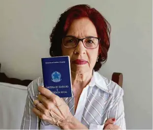  ?? Rivaldo Gomes/folhapress ?? Maria de Lourdes Pejon Rocha, 73 anos, está na expectativ­a de conseguir a sua aposentado­ria por idade no INSS; no posto, disseram que faltam contribuiç­ões