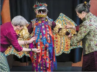  ?? (Photo Ville de Nice) ?? Mado, Anne-marie la dragonne et Nome – ici en coulisses – ont remporté le troisième prix du spectacle solidaire « Les défis d’1 défilé » ce mardi à l’opéra de Nice.