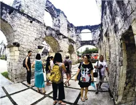  ?? SUNSTAR FILE ?? TOURISTS from China, Taiwan and Korea check out a heritage site in Oslob, Cebu.