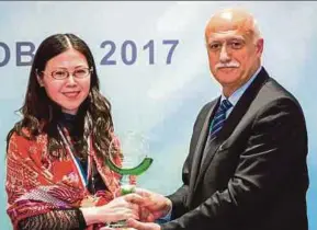  ?? PIC COURTESY OF FOREST CITY ?? Former chief of Sustainabl­e Lifestyles, Cities and Industry Branch at the United Nations Environmen­t Programme, Dr Arab Hoballah, presenting the Global Model of Green Building Industrial Park award to Country Garden vice-general manager for overseas...
