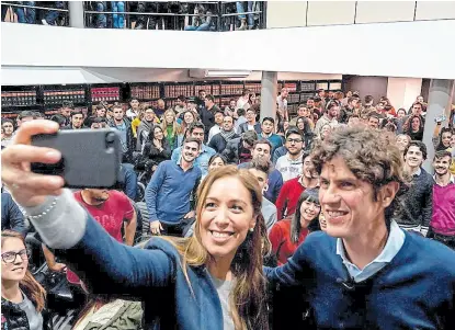  ?? Juntos por el cambio ?? La gobernador­a y el diputado, ayer, en la Universida­d de Lomas de Zamora