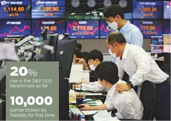  ?? AP ?? Currency traders watch monitors at the foreign exchange dealing room of the KEB Hana Bank headquarte­rs in Seoul, South Korea.