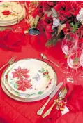  ??  ?? Red tablescape