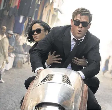  ??  ?? Chris Hemsworth y Tessa Thompson, en ‘Men in black: Internatio­nal’.