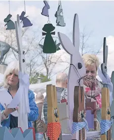  ?? NGZ-FOTO: LOTHAR BERNS ?? Hasen in allen Variatione­n gehören zum Angebot des Ostermarkt­es in der Kaarster Innenstadt einfach dazu.