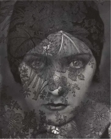  ??  ?? Edward Steichen (1879-1973), Gloria Swanson, 1924. Gelatin silver print, 9/ x 7½ in. Lent by the Metropolit­an Museum of Art. Gift of Grace M. Mayer, 1989 (1989.1056). © 2019 The Estate of Edward Steichen/artist Rights Society (ARS), New York. Photo courtesy Art Resource.