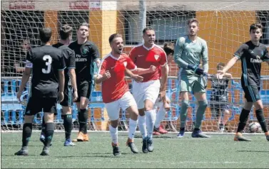  ??  ?? EN APUROS. El San Félix llegó a ponerse con 4-0 en el minuto 40’ y el Juvenil blanco tuvo que sufrir...