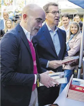  ?? Alberto Estévez / Efe ?? Sirera i Feijóo, ahir a Barcelona, durant la seva passejada per celebrar Sant Jordi.