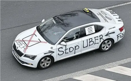  ?? Proti Uberu, který považují za nekalou konkurenci, opakovaně. Snímek byl pořízen při únorové protestní jízdě v Praze. FOTO MAFRA – ONDŘEJ DEML ?? Taxikáři protestují