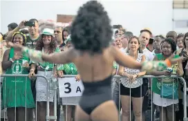  ??  ?? 6. Jänner: An der Copacabana bewerben die 13 besten Sambaschul­en den Anfang Februar beginnende­n Karneval in Rio de Janeiro.