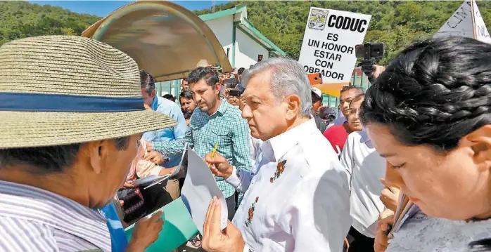  ?? NELLY SALAS ?? De gira por Chiapas, López Obrador se adentró en la zona zapatista y manifestó su respeto a los rebeldes.