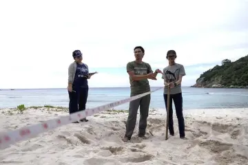  ??  ?? Mohd Uzair (centre) briefs volunteers of a conservati­on programme.