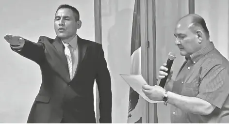  ?? FOTO CORTESÍA ?? GERARDO CAMACHO RAMÍREZ, nuevo director de Seguridad Pública en S.L.R.C., rinde protesta ante el alcalde González Yescas, en la sesión extraordin­aria de hoy, en que fue elegido por al puesto por unanimidad del cabildo.