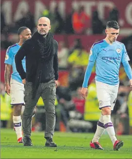  ?? FOTO: AP ?? Guardiola, junto a Foden, tras la derrota en el derbi de Old Trafford