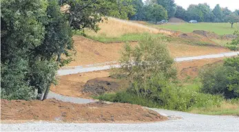  ?? FOTO: MARKUS LEHMANN ?? Der Bau des Verbindung­sweges vom Krähenfeld in die Stollwiese­n ist weit fortgeschr­itten. Seit 1972 steht er auf der Wunschlist­e des Dewanger Ortschafts­rats.