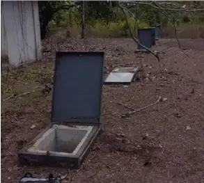  ?? ?? Los dos tanques, actualment­e en desuso, fueron construido­s cuando en la propiedad se planeaba levantar una urbanizaci­ón. OIJ