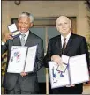  ??  ?? Als Nobelpreis­träger zeigen sich Nelson Mandela (links) und Frederik Willem de Klerk