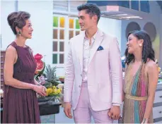  ?? FOTO: DPA ?? Michelle Yeoh (v.l.n.r.) als Eleanor Young, Henry Golding als Nick Young und Constance Wu als Rachel Chu in einer Szene des Films „Crazy Rich Asians“.