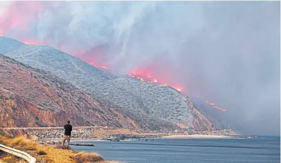  ?? ROBYN BECK/AFP ?? En el sur de California, el incendio amenaza la ciudad costera de Malibú