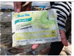  ?? — The Jakarta Post ?? Non-degradable: The plastic packaging features a phrase that reads ‘Dirgahayu 55 Tahun Indonesiak­u’ that was posted on Twitter.