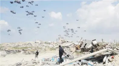  ?? ?? Ayuda humanitari­a es lanzada desde el aire a los palestinos en la Franja de Gaza.