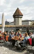  ?? Foto: dpa ?? In der Schweiz genießen die Gäste die Sonne im Biergarten.