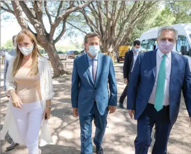  ?? FOTOS: PRESIDENCI­A ?? ESCOLTA. El gobernador Suárez y la senadora Fernández Sagasti recibieron al presidente Fernández.