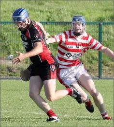  ??  ?? Oulart-The Ballagh’s Barry Keogh skips away from Chris Turner.