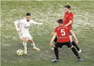  ?? EFE ?? Hazard trata de escapar de la defensa de Osasuna