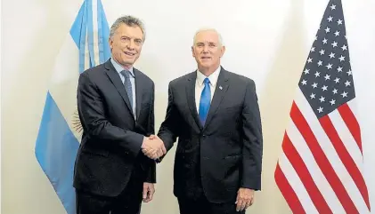  ??  ?? Sonrisas antes del conflicto. Mauricio Macri y el vicepresid­ente Michel Pence, días atrás en Olivos.