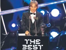  ??  ?? Un tímido Luka Modric al hablar por primera vez como The Best.
